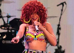 Rihanna bị fan quá khích giật tóc khi đang hát