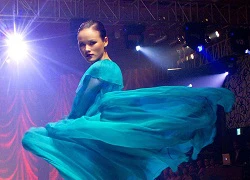 Tuyết Lan tung váy trên sàn catwalk