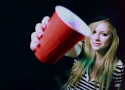 Avril Lavigne xuất hiện chớp nhoáng trong MV của Rihanna