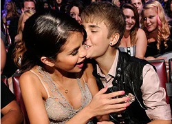 Bieber và Selena Gomez tíu tít bên nhau