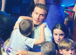 Cruz Beckham làm nũng bố