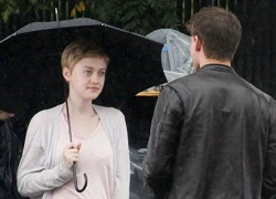 Dakota Fanning hẹn hò lãng mạn trong mưa