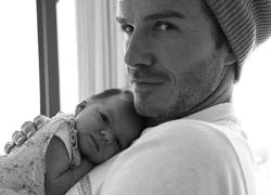 David Beckham hạnh phúc khi nhìn Vic cho con bú