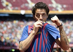 Fabregas bị fan Arsenal nổi giận vì&#8230; hôn áo Barca