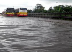 Hà Nội mưa lớn nhấn chìm nhiều tuyến đường