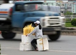 Hàng rong trên đại lộ lớn nhất Việt Nam