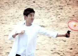 Kim Hyun Joong chơi đồ chơi Việt Nam