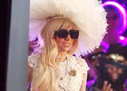 Lady Gaga đội hoa trắng trên đầu