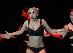 Lady Gaga và thời trang khoe vòng 1