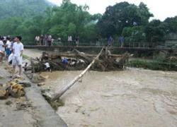 Lào Cai: Mưa to gây lũ ống, 2 em gái mất tích