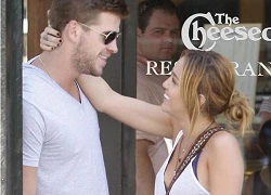 Miley "khoe" hình xăm đôi ở chân với Liam