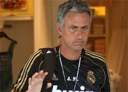 Mourinho đối mặt với án phạt cấm chỉ đạo 12 trận