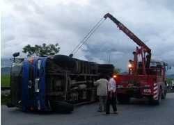 Nghệ An: Xe đông lạnh "gối" đường sắt gây tê liệt cả hai tuyến đường