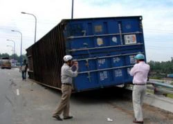 Quốc lộ 18 bị ùn tắc kéo dài vì lật xe container