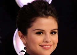 Selena Gomez búi tóc cực kool tại VMAs 2011