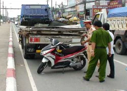 Tông đuôi xe tải, bị thanh sắt đâm xuyên ngực