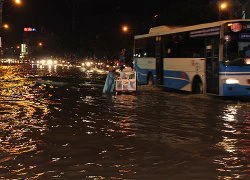 TPHCM: Mưa lớn, nhiều tuyến đường ngập nặng