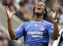 Va chạm kinh hoàng, Drogba bất tỉnh