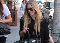 Avril Lavigne bị nghi che bụng bầu trên phố