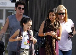 Brenda Song rạng rỡ đi ăn trưa cùng gia đình nhà Cyrus