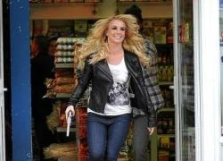 Britney Spears phải xin lỗi vì sử dụng súng trong MV Criminal