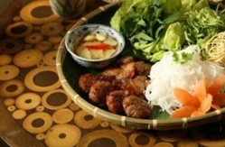 Bún chả kẹp que tre Hà thành 'diễn tấu'