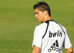 C.Ronaldo phỉ báng fan đội khách bằng "ngón tay thối"?