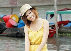 Đàm Thu Trang diện đầm chơi trên sông nước