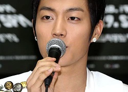 Fan xót xa khi nhìn Doojoon (B2ST) biểu diễn