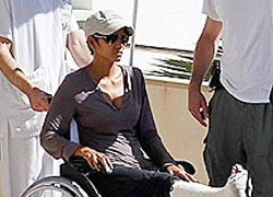 Halle Berry gãy chân khi... đi dạo