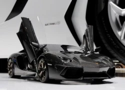 Lamborghini Aventador mô hình so tài với &#8216;hàng thật&#8217;