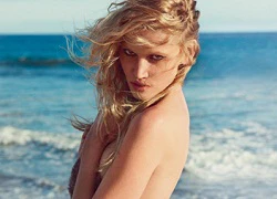 Lara Stone gần như nude trên biển