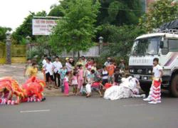 Múa Lân... chặn ô tô xin tiền