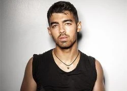 MV lắm "cảnh nóng" của Joe Jonas bị tố đạo phim