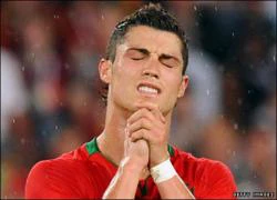 Phải &quot;đổ máu&quot; trên sân, Ronaldo chỉ trích trọng tài