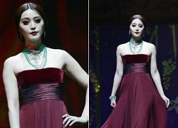 Phạm Băng Băng trắng bệch trên sàn catwalk