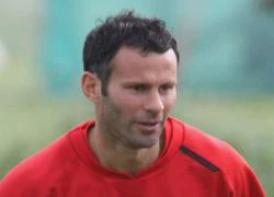 Ryan Giggs tán tỉnh tiếp viên hàng không ?