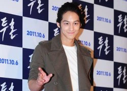 Sốc với kiểu tóc... củ tỏi của "chàng Gốm" Kim Bum