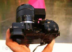 Trên tay máy ảnh ống kính NEX, NEX-7, mới của Sony