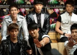 2PM &#8220;tá hỏa&#8221; vì sân khấu của một fan nữ diện váy ngắn