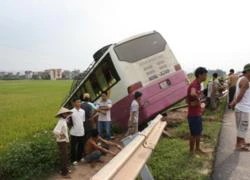 Bắc Giang: Xe khách cắm đầu xuống ruộng lúa, hàng chục hành khách hút chết