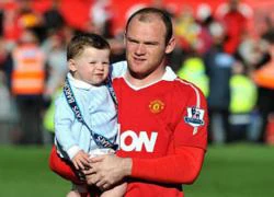 Bé Kai mặc áo MU cổ vũ bố Rooney