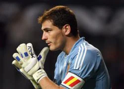 Casillas vui vẻ bên cô bồ phóng viên