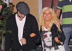 Christina Aguilera quên... mặc quần