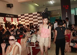 'Đột nhập' hậu trường Đẹp Fashion Show trước giờ diễn