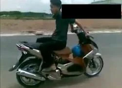 Hãi hùng clip thanh niên ngồi ngược lái xe bằng 'lưng'