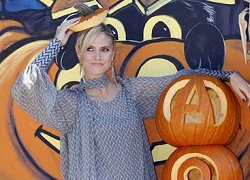 Heidi Klum làm dáng với bí ngô