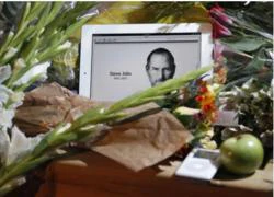 Hoa và nến tưởng niệm &#8216;tượng đài&#8217; Steve Jobs