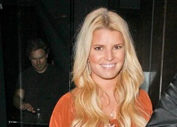 Jessica Simpson mang thai đứa con đầu lòng