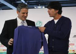 Joachim Loew bán "chiếc áo may mắn" 1 triệu euro